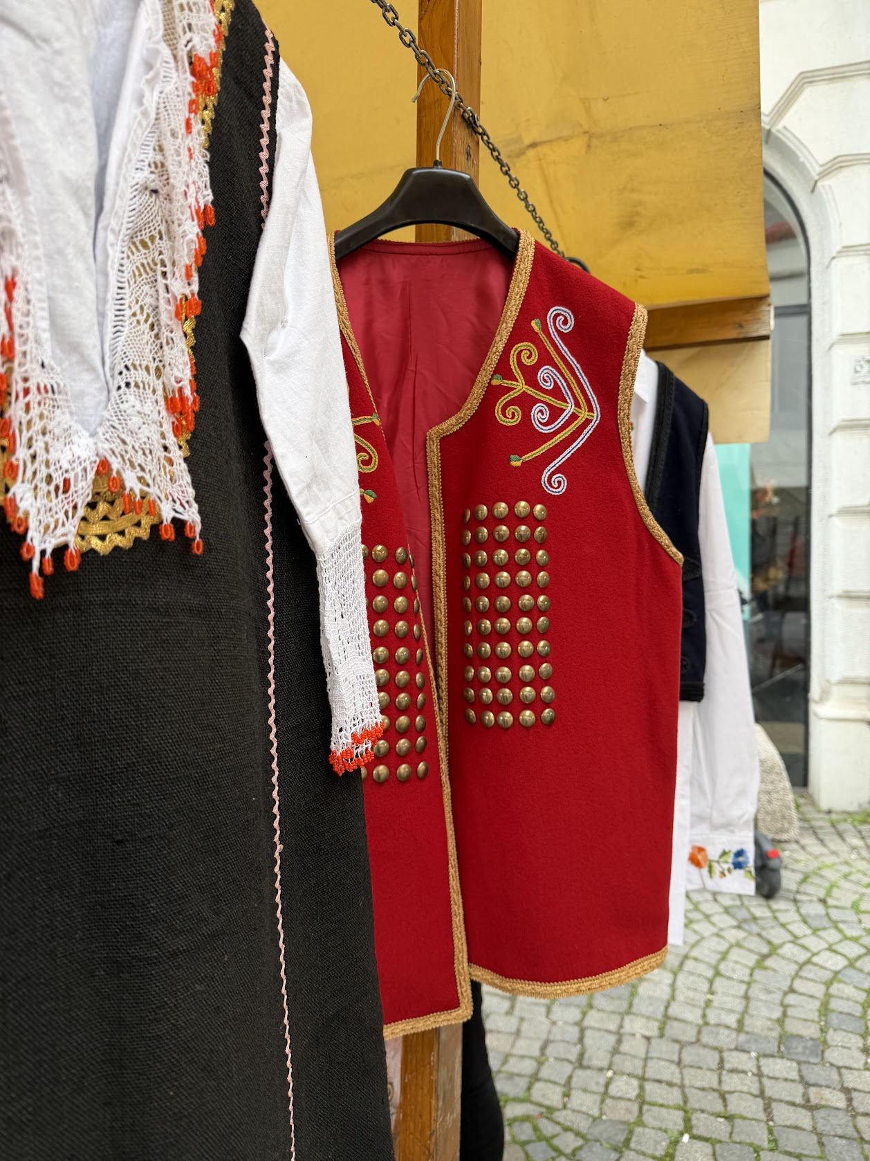 Narodne nošnje na štandu tokom Dana otvorenih vrata