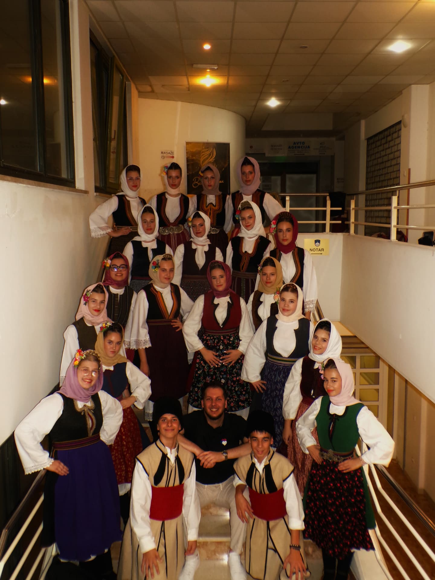 Stariji omladinci u narodnim nošnjama na festivalu u Postojni
