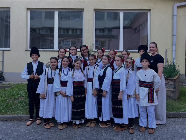Mlađi Omladinci u narodnim nošnjama ispred zgrade pre nastupa