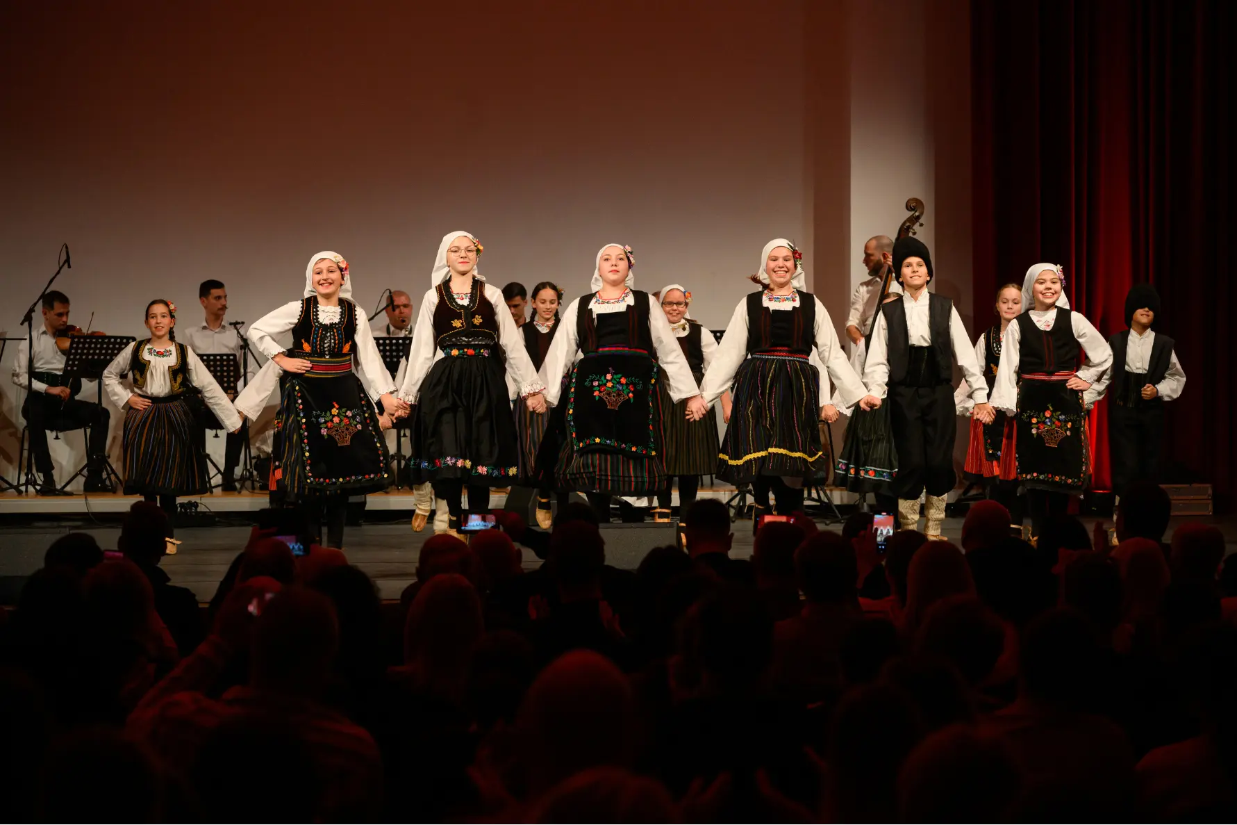 Mlađi Omladinci igraju kolo na sceni godišnjeg koncerta