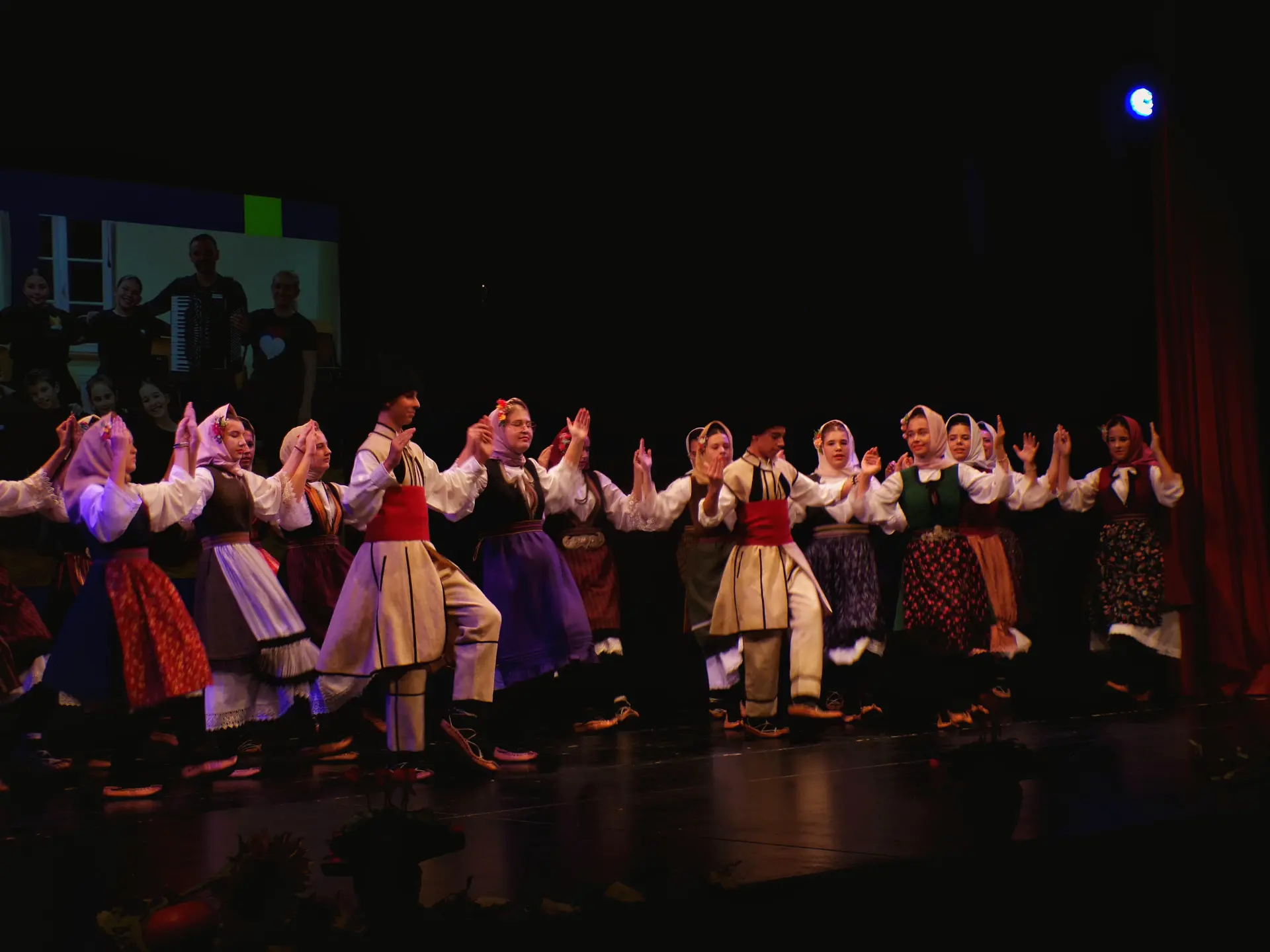 Omladinski ansambli nastupili na festivalu „Pozdrav jeseni“ u Postojni