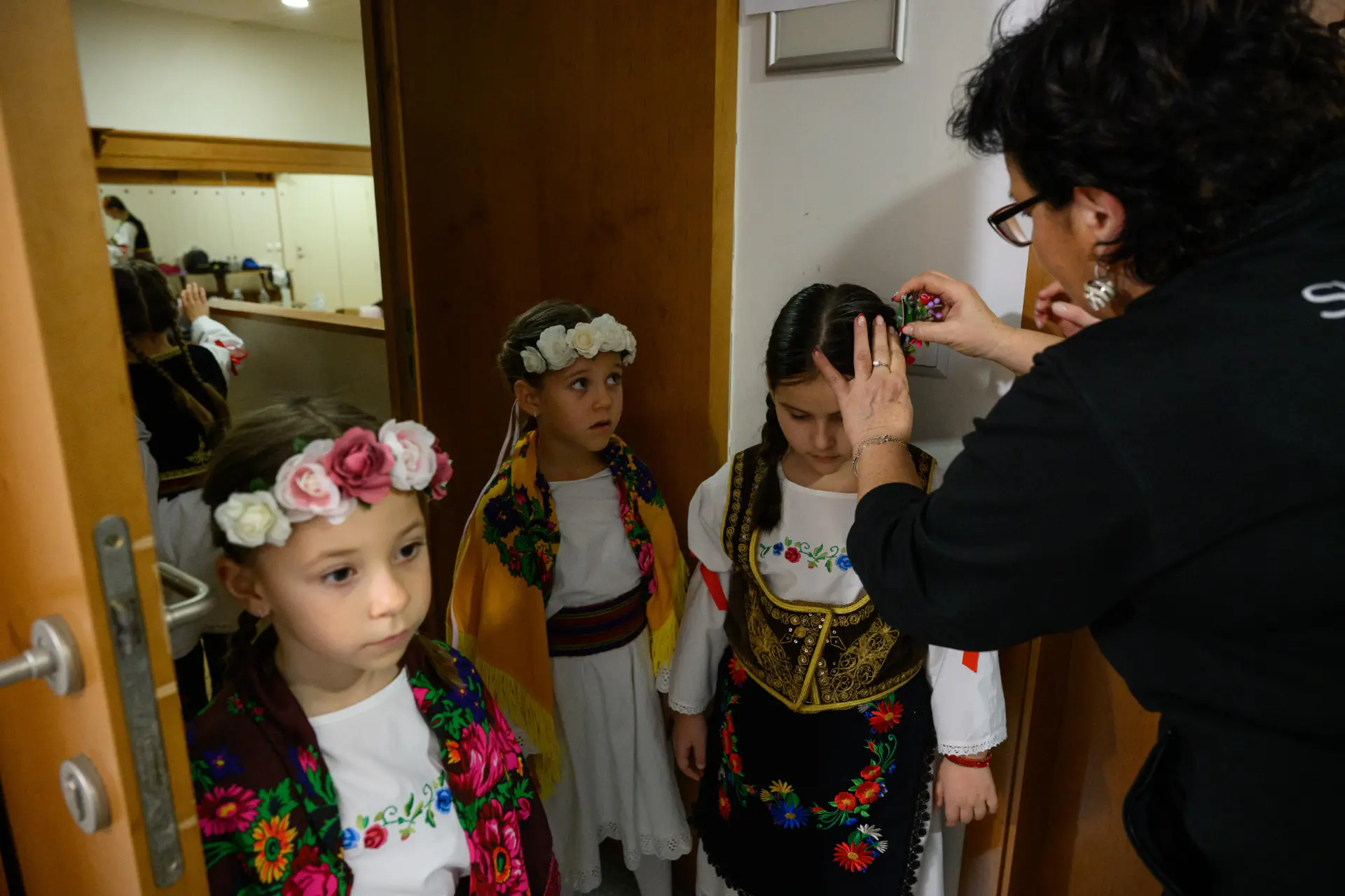 Cicibani se pripremaju za nastup — rukovodilac kitu devojkama