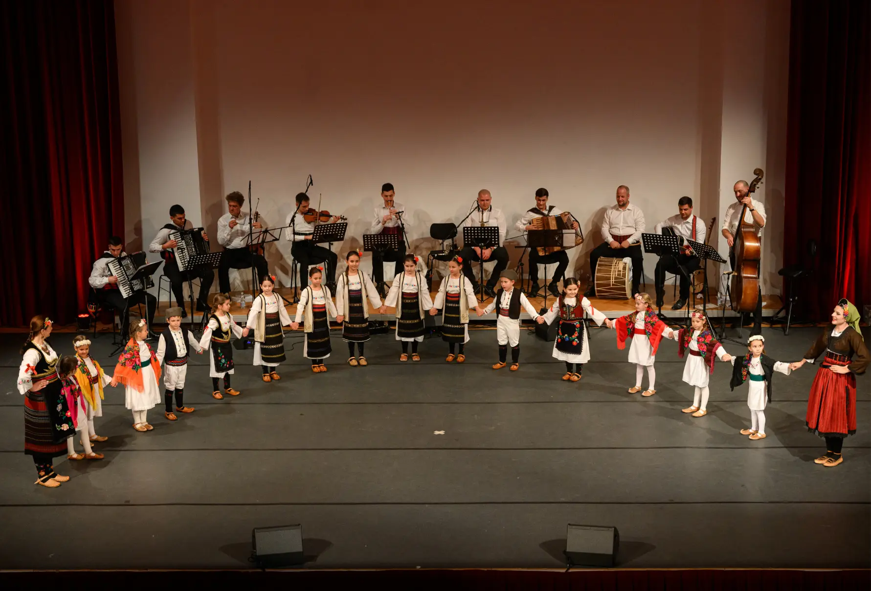 Cicibani igraju kolo sa orkestrom na godišnjem koncertu