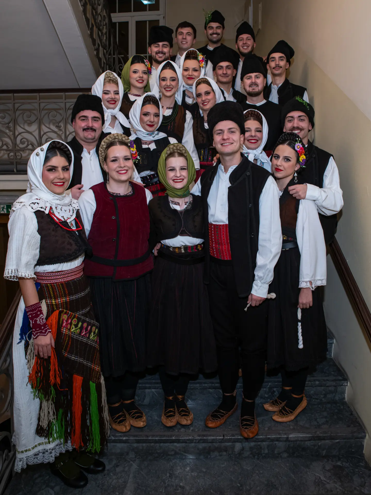 Grupa Prvog ansambla na stepeništu u narodnim nošnjama