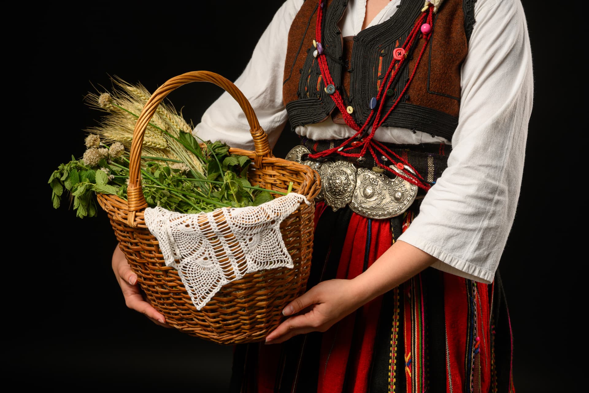 Detalj narodne nošnje sa korpicom začinskog bilja