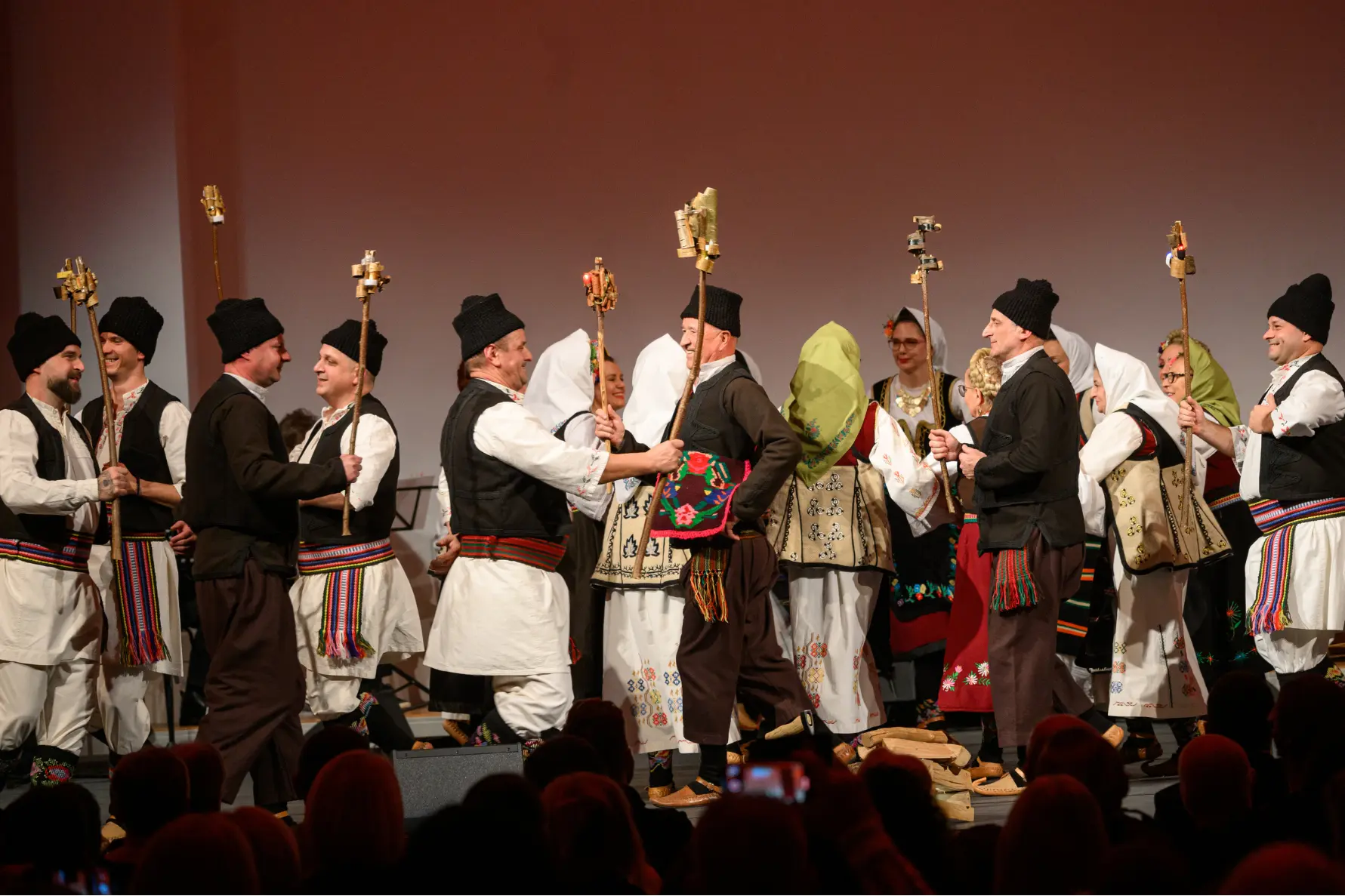 Folklorni ansambl u tradicionalnim srpskim narodnim nošnjama