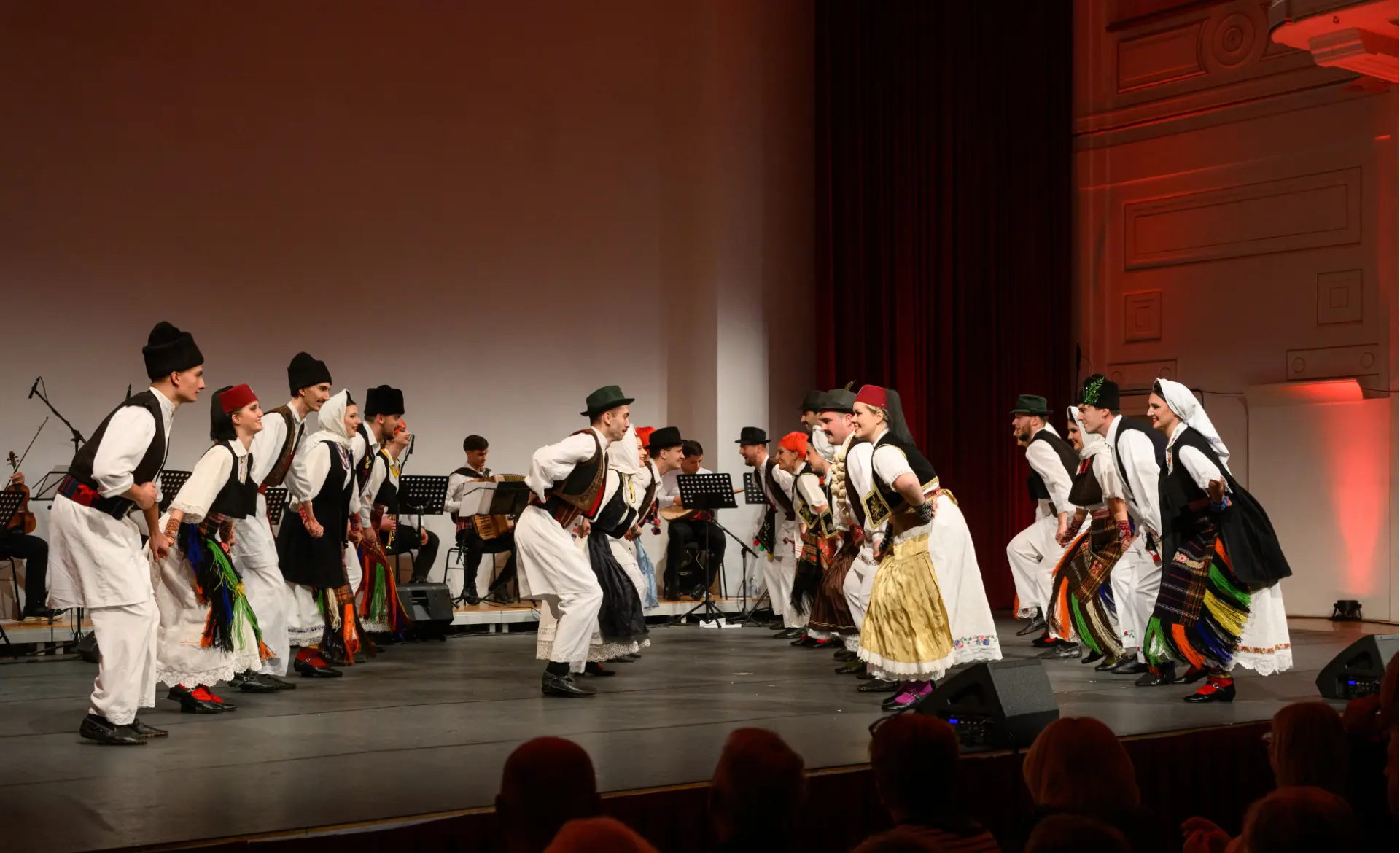 Prvi ansambl u igri na sceni uz orkestar