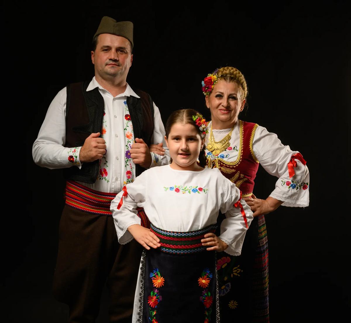 Ambasador tradicije — porodica u narodnim nošnjama