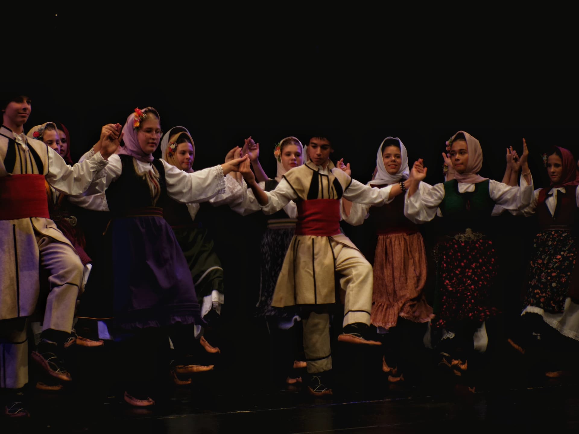 Stariji omladinski ansambl izvodi Igre iz Bele Palanke