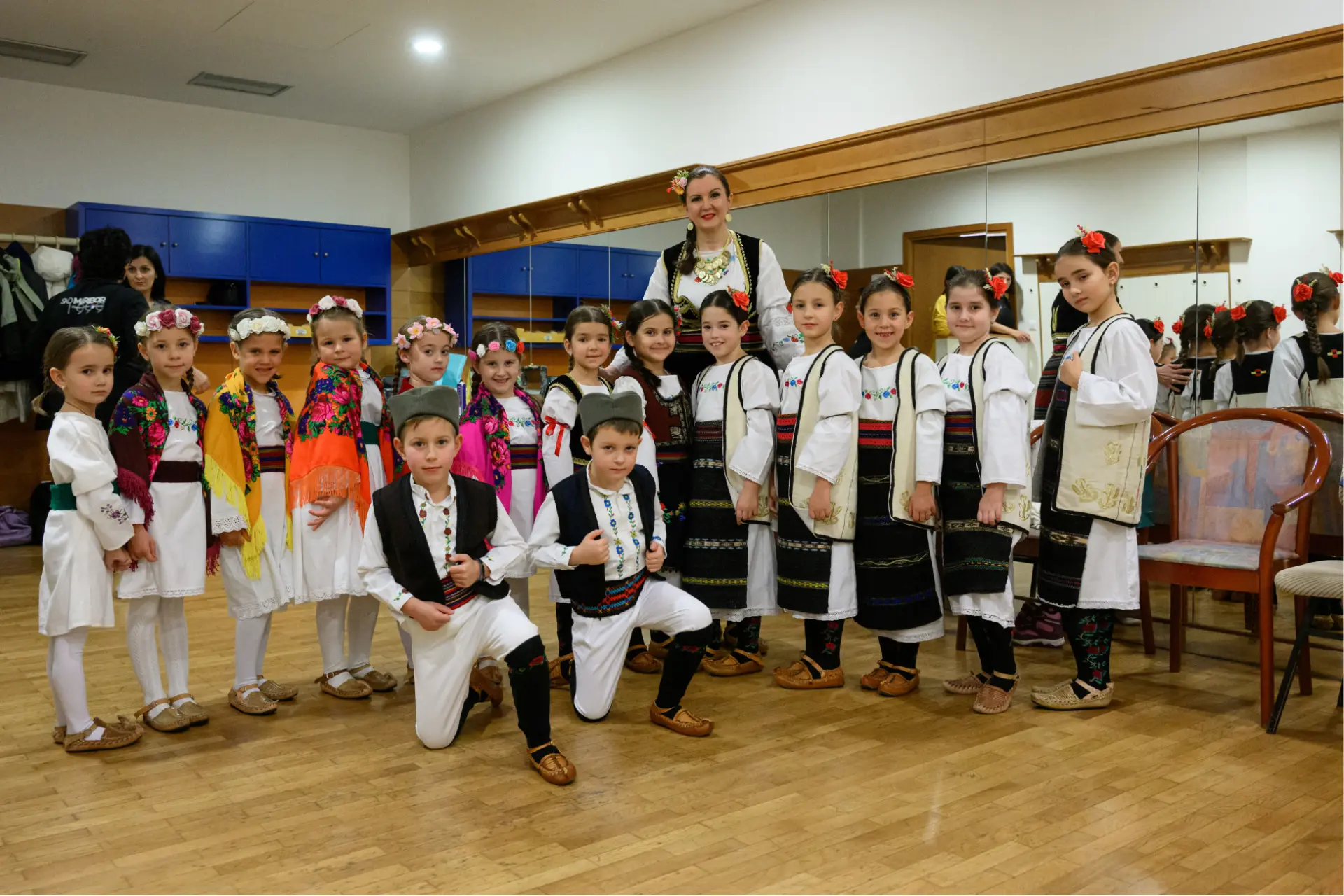 Grupna fotografija cicibana sa rukovodiocem Svjetlanom Nikolić Jokić