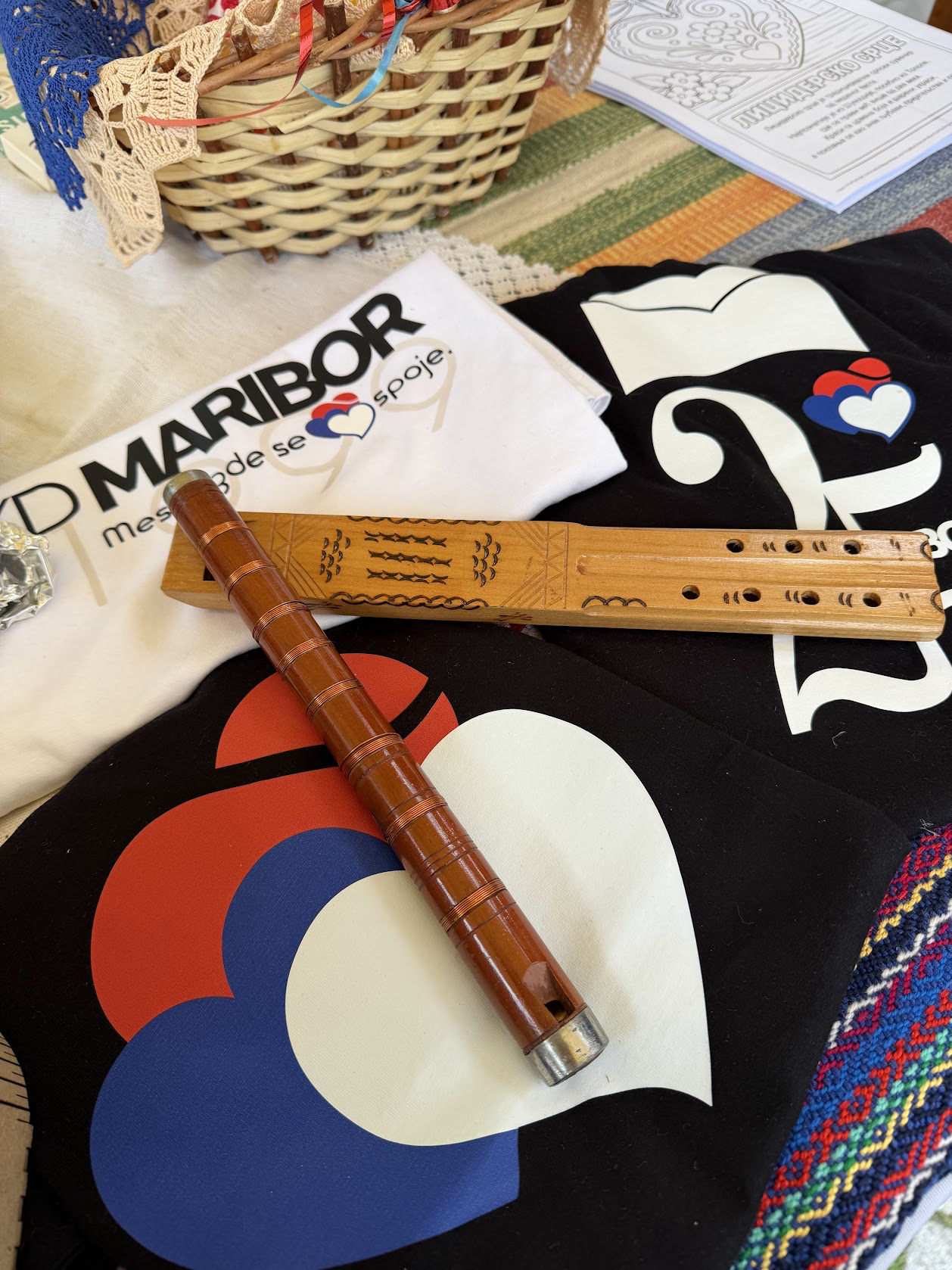 Tradicionalni srpski instrumenti i majice Društva na štandu
