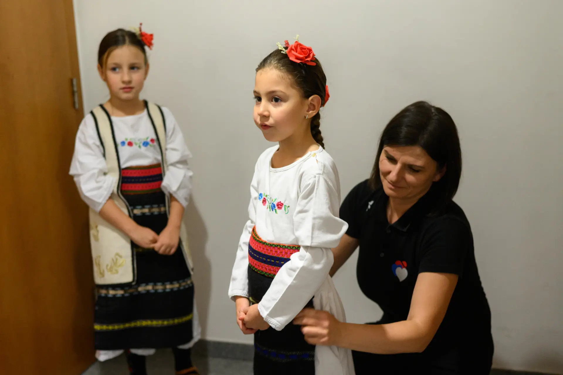 Cicibani u narodnoj nošnji pre nastupa