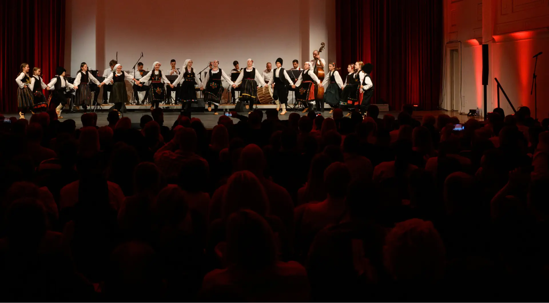 Mlađi Omladinci igraju kolo uz orkestar na godišnjem koncertu